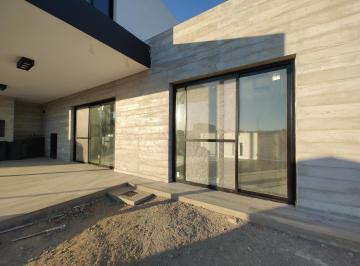 Casa · 135m² · 4 Ambientes · 2 Cocheras · Casa en Venta de 3 Dorm.. en Acquavista