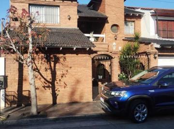 Casa · 230m² · 5 Ambientes · Casa en Venta - 4 Dorm. 3 Baños - Castelar