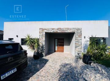 Casa · 180m² · 5 Ambientes · 4 Cocheras · Casa en Venta C/renta. 3 Dorm., Pileta. Barrio Cerrado, Escobar