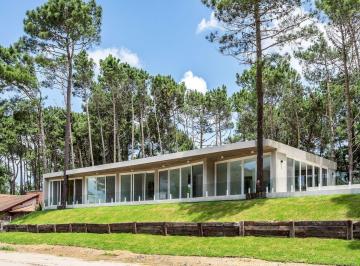 Casa · 410m² · 5 Ambientes · 4 Cocheras · Casa en Venta - 4 Dorm. 3 Baños - Cochera - 1.300 m² - Golf Norte, Pinamar