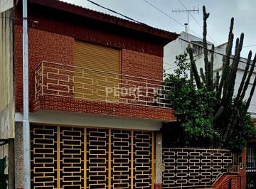 Casa · 97m² · 4 Ambientes · 2 Cocheras · Casa en Venta con 3 Dorm., 2 Cocheras, Patio, Jardín, Terraza y Balcón en Lanús Oeste