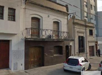 Casa · 226m² · 6 Ambientes · 1 Cochera · Casa en Venta - 3 Dorm. 2 Baños - Cochera - 300 m² - La Plata