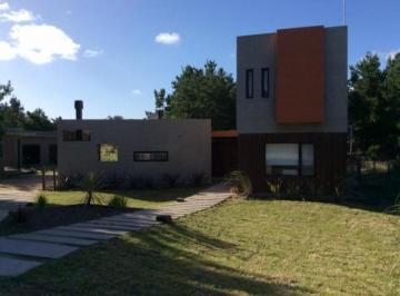 Casa · 250m² · 5 Ambientes · 2 Cocheras · Casa en Venta - 4 Dorm. 3 Baños - 2000 m² - Costa Esmeralda