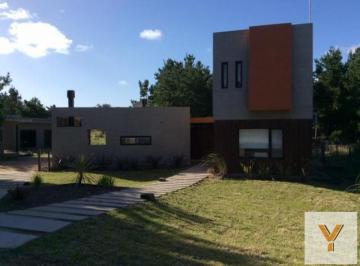 Casa · 250m² · 5 Ambientes · 2 Cocheras · Casa en Venta - 4 Dorm. 3 Baños - 2000 m² - Costa Esmeralda