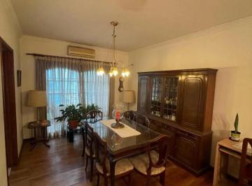 Casa · 200m² · 6 Ambientes · 2 Cocheras · Casa en Venta - 5 Dorm. 3 Baños - 300 m² - Tres de Febrero