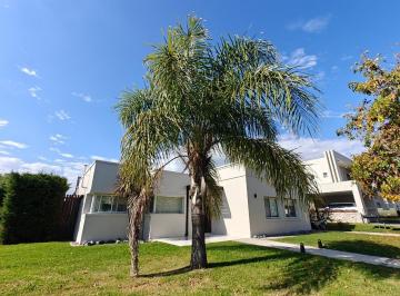 Casa · 165m² · 4 Ambientes · 2 Cocheras · Casa con Pileta en Santa Guadalupe Pilar del Este