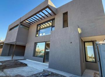 Casa · 225m² · 4 Ambientes · 2 Cocheras · Casa en Venta en Barrio Privado en Luján de Cuyo