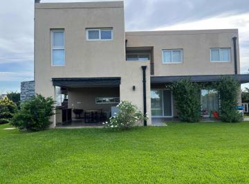 Casa · 334m² · 5 Ambientes · Casa en Venta - 4 Dorm. 6 Baños - 819 m² - Escobar