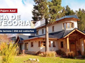 Casa · 256m² · 5 Ambientes · Casa de Categoría - B. Pajaro Azul
