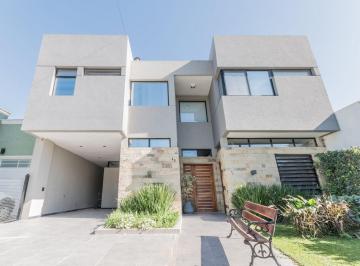 Casa · 170m² · 5 Ambientes · 2 Cocheras · Venta Casa 5 Ambientes con Parque y Piscina