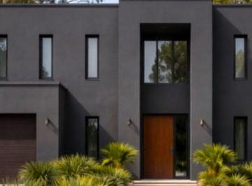 Casa · 123m² · 4 Ambientes · 1 Cochera · Venta Casa Parque Leloir Permuta