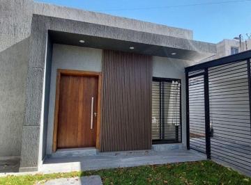 Casa · 105m² · 5 Ambientes · 1 Cochera · Casa a Estrenar Apta Crédito Zona Palmares