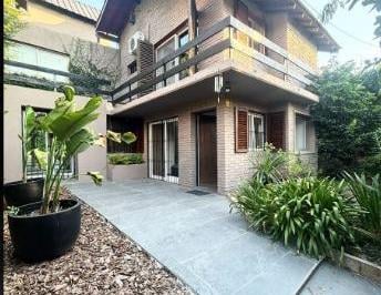 Casa · 303m² · 7 Ambientes · 1 Cochera · Casa Venta San Isidro