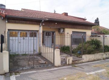 Casa de 3 ambientes, Lomas de Zamora · Venta Casa 4 Ambientes Ideal Inversion Apta Credito con Gran Fondo en Lomas de Zamora.