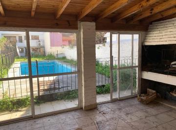 Casa · 403m² · 5 Ambientes · 2 Cocheras · Divina Casa de 400 m² - 4 Dorm. - 2 Cocheras - Pileta y Quincho con Parrilla