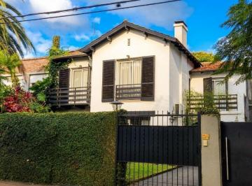 Casa · 296m² · 5 Ambientes · 2 Cocheras · Elegante y Funcional Casa en Venta en Barrio Aguirre, Acassuso