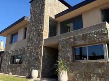 Casa de 8 ambientes, Gobernador Benegas · Casa en Alquiler — Barrio Palmares