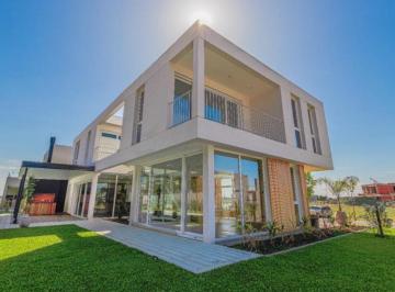 Casa · 256m² · 5 Ambientes · 4 Cocheras · Casa de 4 Dorm. - Venta, Carpinchos