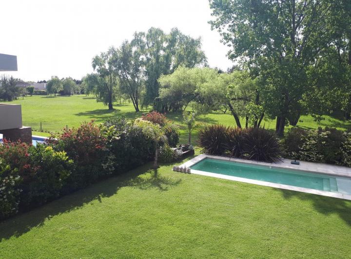 Casa · 800m² · 8 Ambientes · 2 Cocheras
