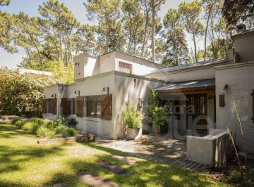 Casa de 6 ambientes, Cariló · Casa de Líneas Modernas, Hermoso Entorno, con Piscina Climatizada. (Cod - 519)
