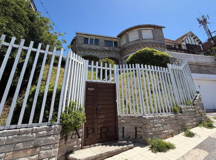 Casa · 624m² · 6 Ambientes · 1 Cochera