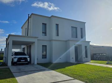 Casa · 185m² · 4 Ambientes · 3 Cocheras · Casa en La Magdalena Canning