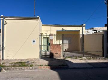 Casa · 99m² · 5 Ambientes · 1 Cochera · Remax Alquila Casa de 3 Dorm. Cochera y Patio
