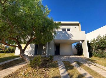 Casa · 260m² · 5 Ambientes · 1 Cochera · Casa en Alquiler en B° Privado La Peregrina