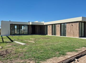 Casa · 142m² · 4 Ambientes · 2 Cocheras · Casa a Estrenar en La Alameda a La Laguna Canning