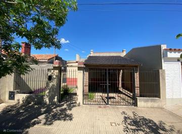 Casa · 117m² · 4 Ambientes · 1 Cochera · Casa 2 Dorm. con Gran Terreno.