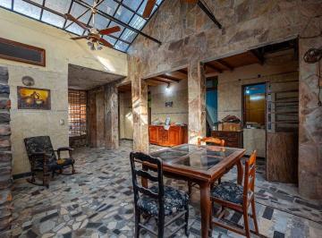 Casa · 170m² · 6 Ambientes · 2 Cocheras · Casa en Venta 4 Dorm. Barrio Las Delicias
