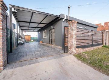 Casa · 70m² · 4 Ambientes · 2 Cocheras · Casa en Venta 2 Dorm. Los Muchachos Piñeiro