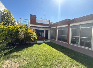 Casa · 180m² · 4 Ambientes · 2 Cocheras · Casa en Venta 4 Amb C/garage - Moron