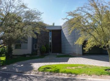 Casa · 413m² · 7 Ambientes · 2 Cocheras · Casa de Categoría en Venta en Barrio Los Teros