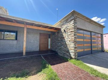 Casa · 220m² · 5 Ambientes · 2 Cocheras · Casa en Venta - B° Cerrado de Mi Tierra - Guaymallen