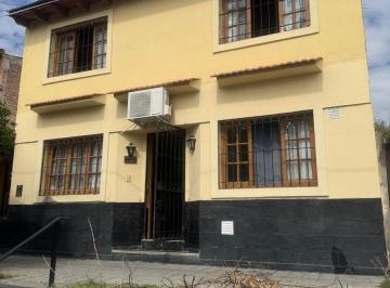 Casa · 220m² · 5 Ambientes · 1 Cochera · Imperdible