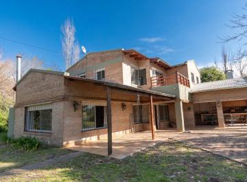 Casa · 224m² · 4 Ambientes · 2 Cocheras · Casa en Venta de 3 Dorm. y Pileta en Roldán
