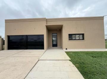 Casa · 208m² · 4 Ambientes · 2 Cocheras · Venta Casa a Estrenar 3 Dorm. y Pileta