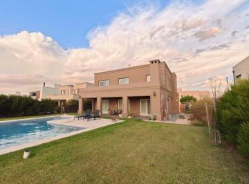 Casa · 275m² · 5 Ambientes · 1 Cochera · Casa en Venta 5 Ambientes Villalobos Hudson