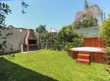 Casa · 140m² · 5 Ambientes · 2 Cocheras · Casa de 5 Ambientes con Jardín, Parrilla y Jacuzzi