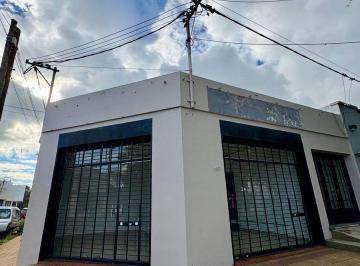 Local comercial · 130m² · 2 Cocheras · Alquiler Local en Esquina Sobre Av La Plata