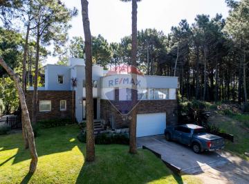 Casa · 268m² · 6 Ambientes · 1 Cochera · Vendo Casa en Pinamar 4 Ambientes con Pileta