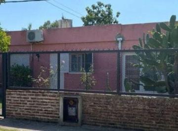 Casa · 70m² · 4 Ambientes · 1 Cochera · Venta Casa 4 Ambientes en Berisso