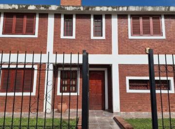Casa · 150m² · 4 Ambientes · 1 Cochera · Vende Casa Dos Pisos con Pileta Perla del Lago