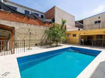 Casa · 235m² · 5 Ambientes · 1 Cochera · Venta Casa 5 Ambientes C/pileta Parrilla y Cochera