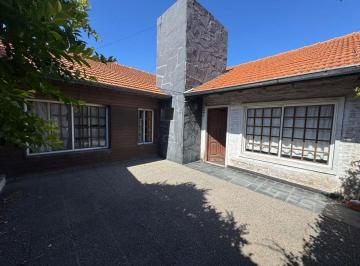 Casa · 168m² · 3 Ambientes · 2 Cocheras · Venta Casa 3 Ambientes Quilmes Oeste con Jardin