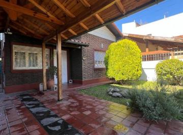 Casa · 150m² · 4 Ambientes · 1 Cochera · Casa 4amb C Quincho, Jardín y Cochera Stos Lugares