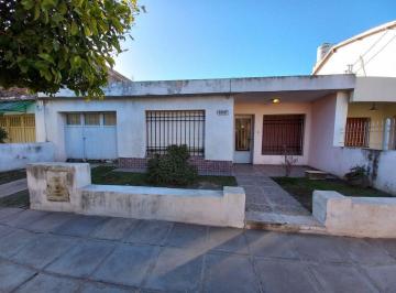 Casa · 142m² · 5 Ambientes · 1 Cochera · Opotunidad Casa en Venta en Barrio Dean Funes