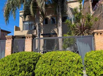 Casa · 200m² · 4 Ambientes · 2 Cocheras · Casa en Venta Berazategui 4 Dorm. Parque