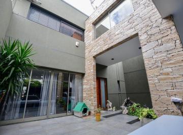 Casa · 276m² · 6 Ambientes · 1 Cochera · Casa en Venta La Plata Parque Pileta Quincho